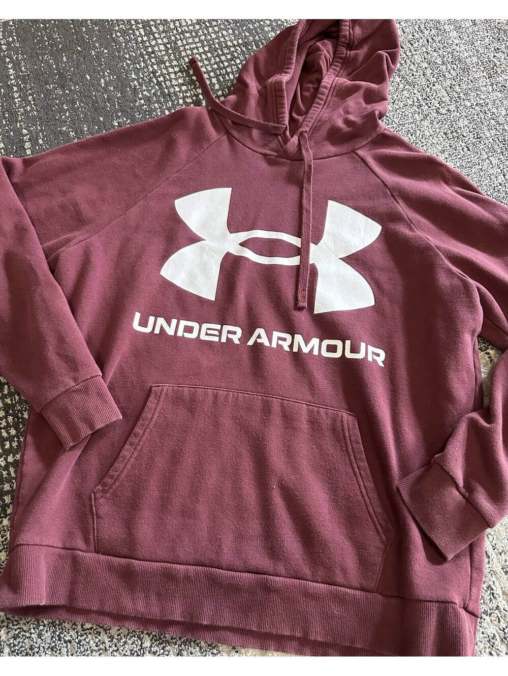 Under Armour Men’s Burgundy Pullover Fleece Hoodie Logo Pockets Loose Fit XL
